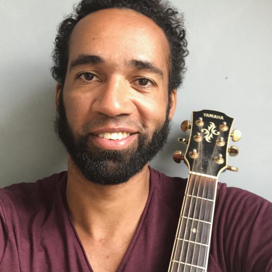 Musiker Byron med guitar