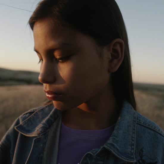 ung kvinde fra filmen på en mark