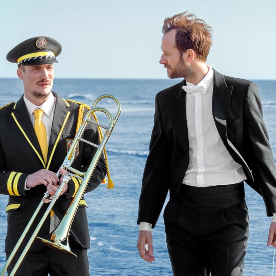 to mænd, musikanter, står på stranden