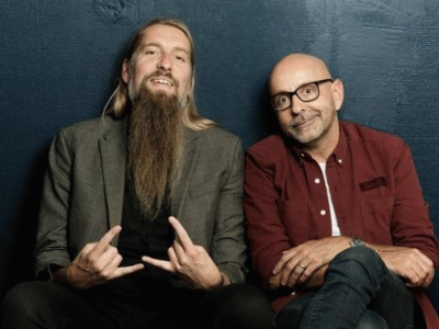 To mikrofoner og en stak vinyler